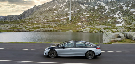 mercedes-benz-eqs-video-mobiel