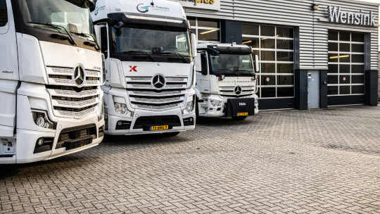 mercedes-benz-trucks-slider-1