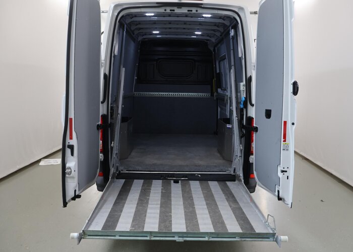 VW-Bedrijfswagens Crafter 30 | 2.0 TDI | 177 PK | L3H3 | HIGHLINE | LAADKLEP
