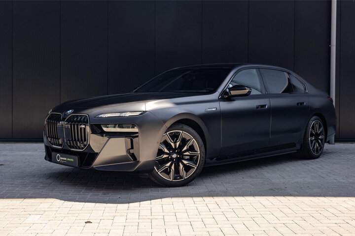 BMW i7