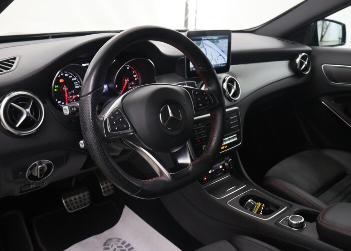 Mercedes-Benz GLA 180 Business Solution AMG Limited