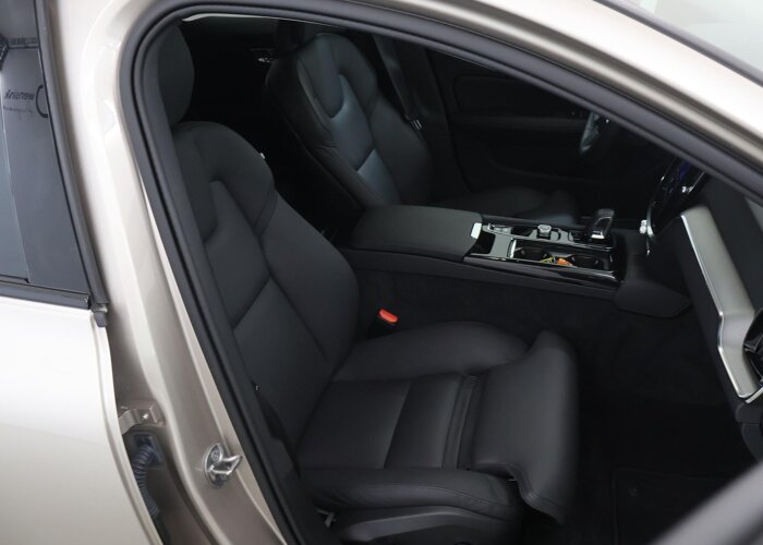 Volvo V60 2.0 T8 Plug-in hybrid AWD Plus Dark