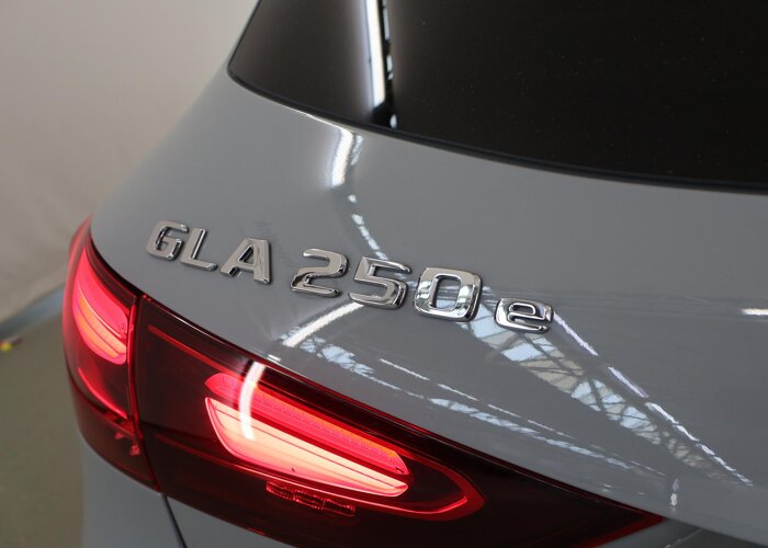 Mercedes-Benz GLA 250e 140 Years Edition