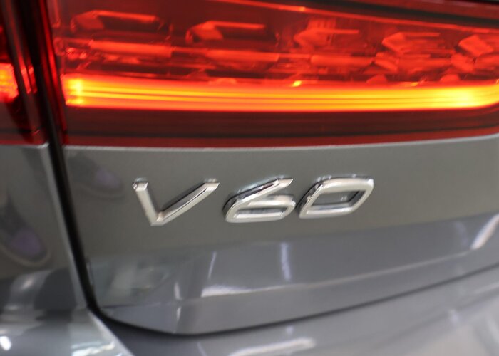 Volvo V60 2.0 T5 Momentum Pro