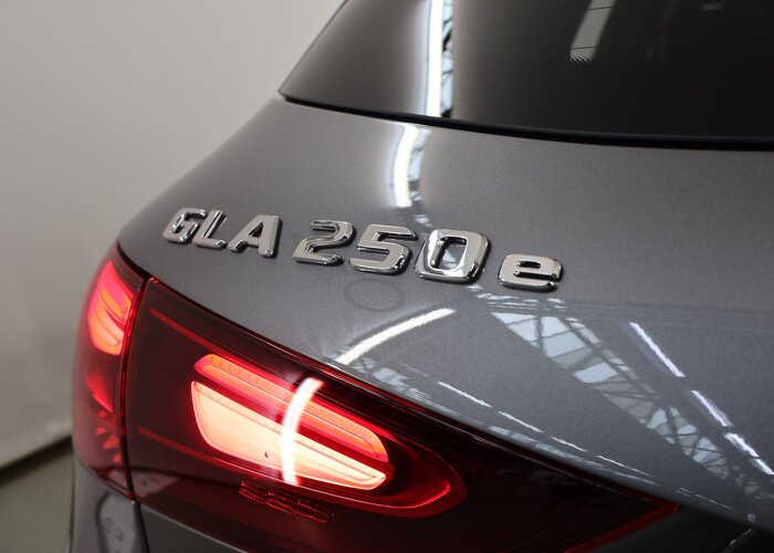 Mercedes-Benz GLA 250 e 140 Years Edition