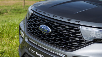 ford-explorer-phev-slider-4