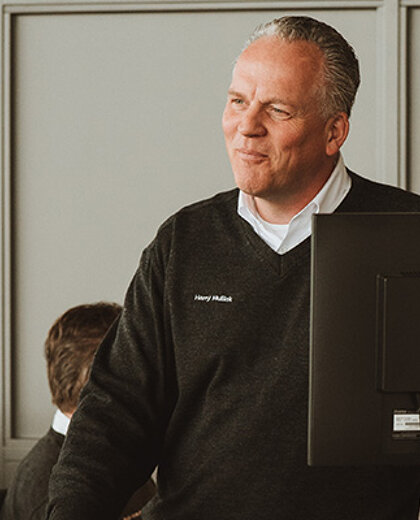 Hero-aftersales-medewerker-mercedes-benz-1-mobiel