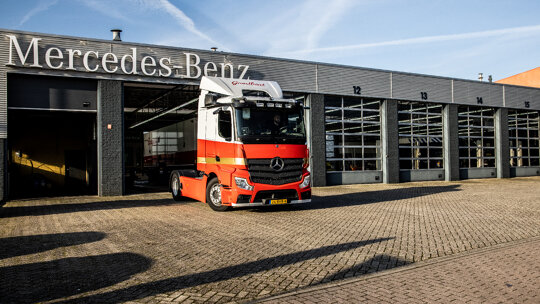 mercedes-benz-trucks-slider-2