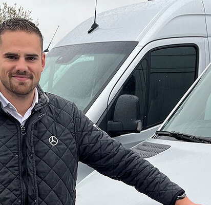 Hero-verkoopmedewerker-mercedes-benz-3-mobiel