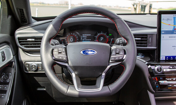 ford-explorer-phev-slider-5