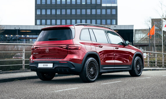 mercedes-benz-eqb-slider-2