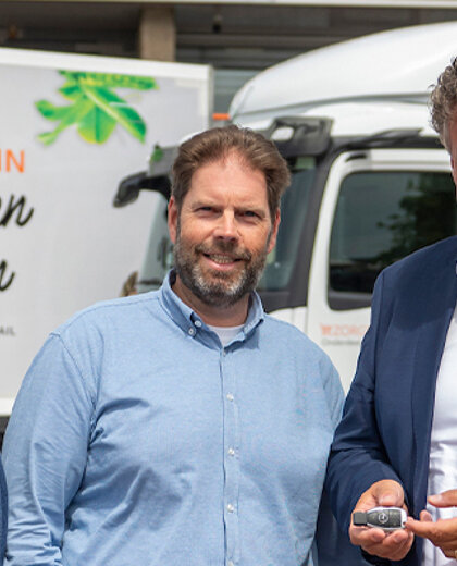wensink-truck-groep-levert-14-actros-bakwagens-aan-zorgboodschap-hero-mobiel