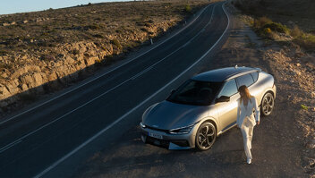 kia-ev6-nu-in-de-showroom-slider-3