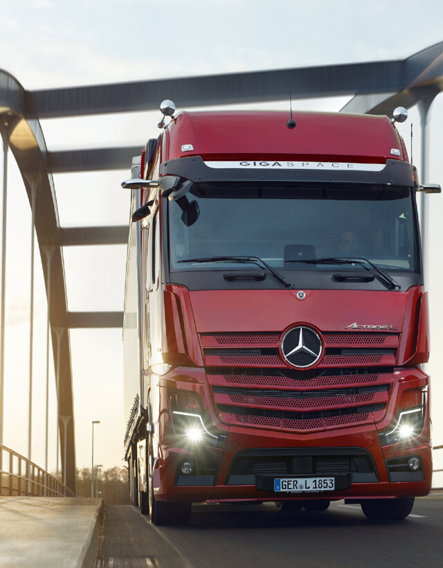 mercedes-benz-lease-trucks-slider
