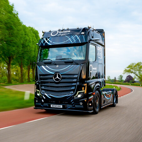 mercedes-benz-trucks-banner-1