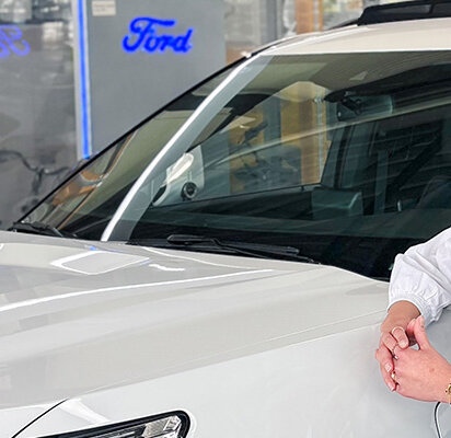 Hero-verkoopmedewerker-ford-3-mobiel
