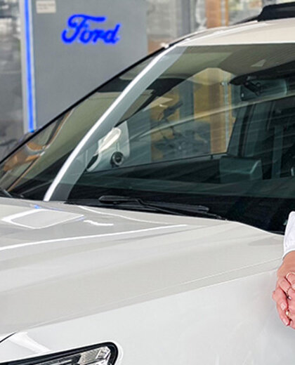 Hero-verkoopmedewerker-ford-3-mobiel