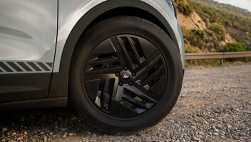 ford-explorer-ev-collection-slider-4