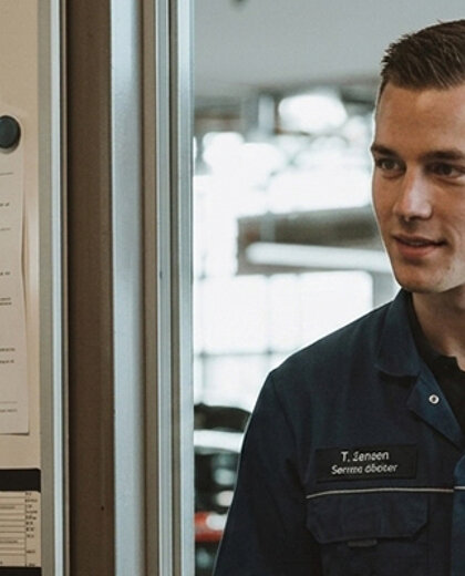 Hero-aftersales-medewerker-mercedes-benz-2-mobiel