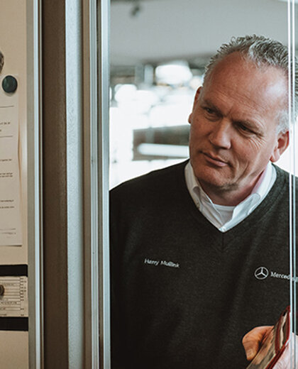 Hero-aftersales-medewerker-mercedes-benz-2-mobiel