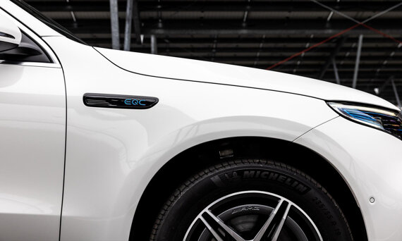 mercedes-benz-eqc-slider-5