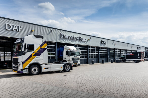 truck-trailer-homepage-hero-1-desktop