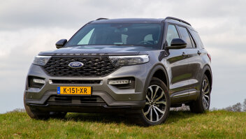 ford-explorer-phev-slider-2