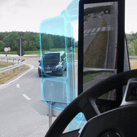 mercedes-benz-trucks-veiligheid-mirrorcam-slider-1