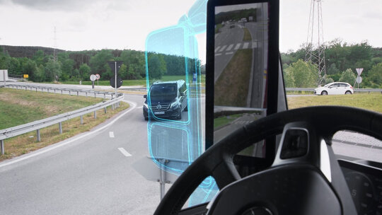 mercedes-benz-trucks-veiligheid-mirrorcam-slider-1