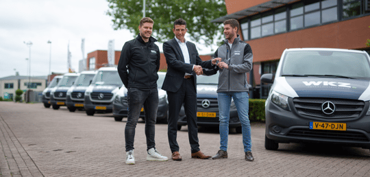 wkz-ontvangt-26-duurzame-mercedes-bedrijfswagens-video-desktop