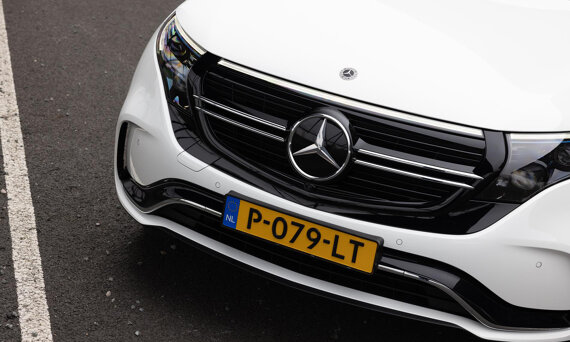 mercedes-benz-eqc-slider-3