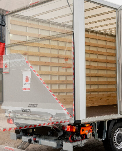 truck-trailer-cargo-box-hero-mobiel