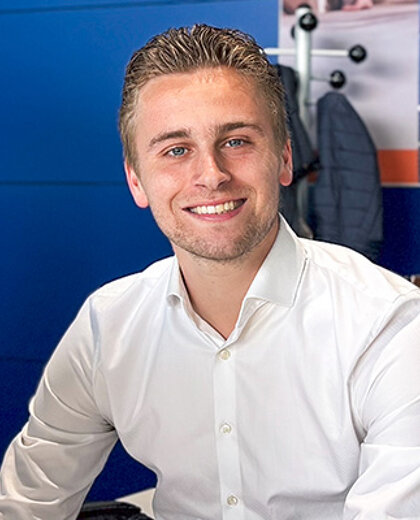 Hero-verkoopmedewerker-ford-4-mobiel
