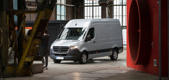 mercedes-benz-sprinter-gesloten-bestelwagen-video-mobiel